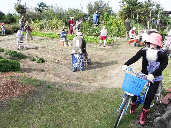 perierga.gr - Η εξελιγμένη μορφή των σκιάχτρων στα χωράφια!