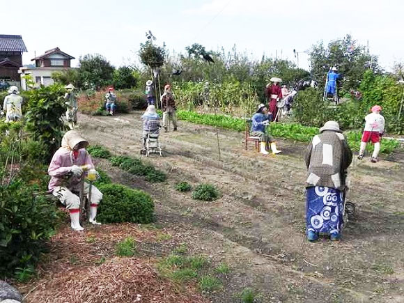 perierga.gr - Η εξελιγμένη μορφή των σκιάχτρων στα χωράφια!