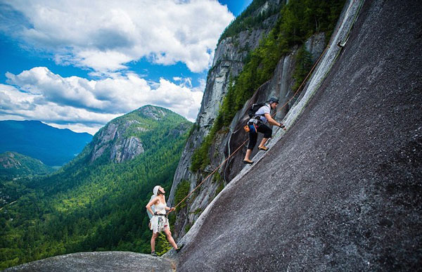 perierga.gr - Παντρεύτηκαν σε ύψος 400 μέτρων!