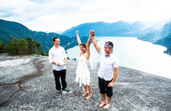 perierga.gr - Παντρεύτηκαν σε ύψος 400 μέτρων!