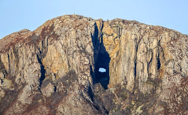 perierga.gr - Torghatten: Το παράξενο βουνό με την τρύπα στο κέντρο του!