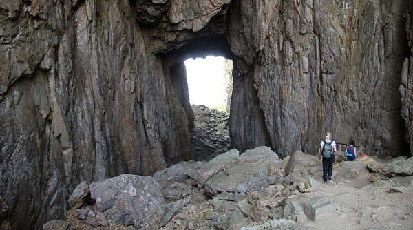 perierga.gr - Torghatten: Το παράξενο βουνό με την τρύπα στο κέντρο του!