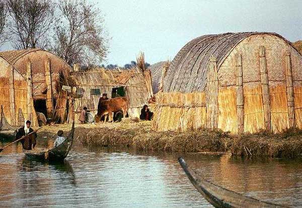 perierga.gr - Τα πλωτά σπίτια από καλάμι στο Ιράκ!