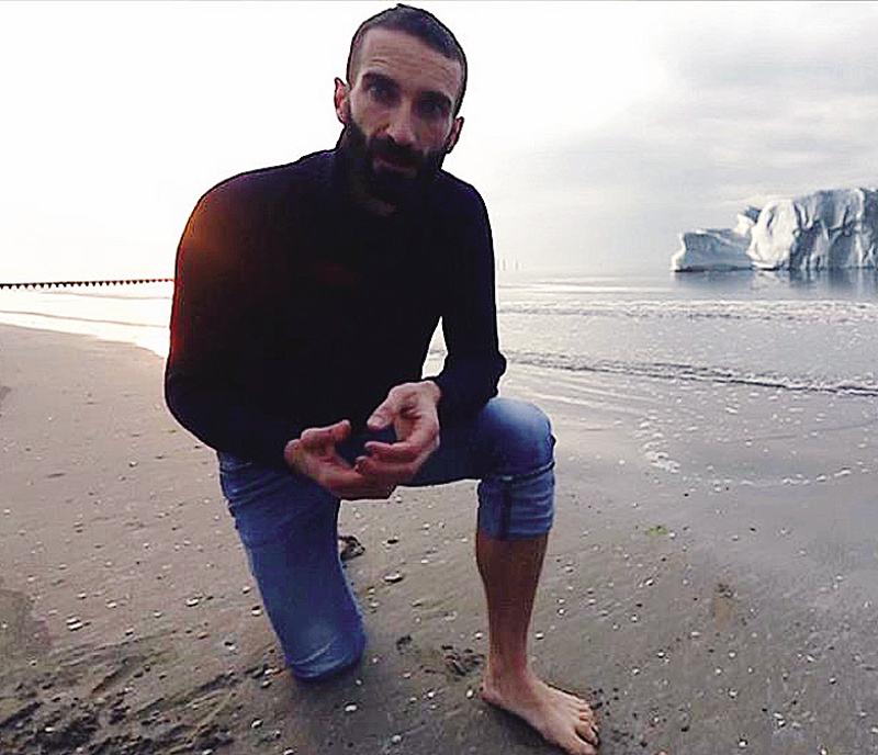 perierga.gr - Ιταλός εξερευνητής θα ζήσει για 1 χρόνο σε παγόβουνο που λιώνει!