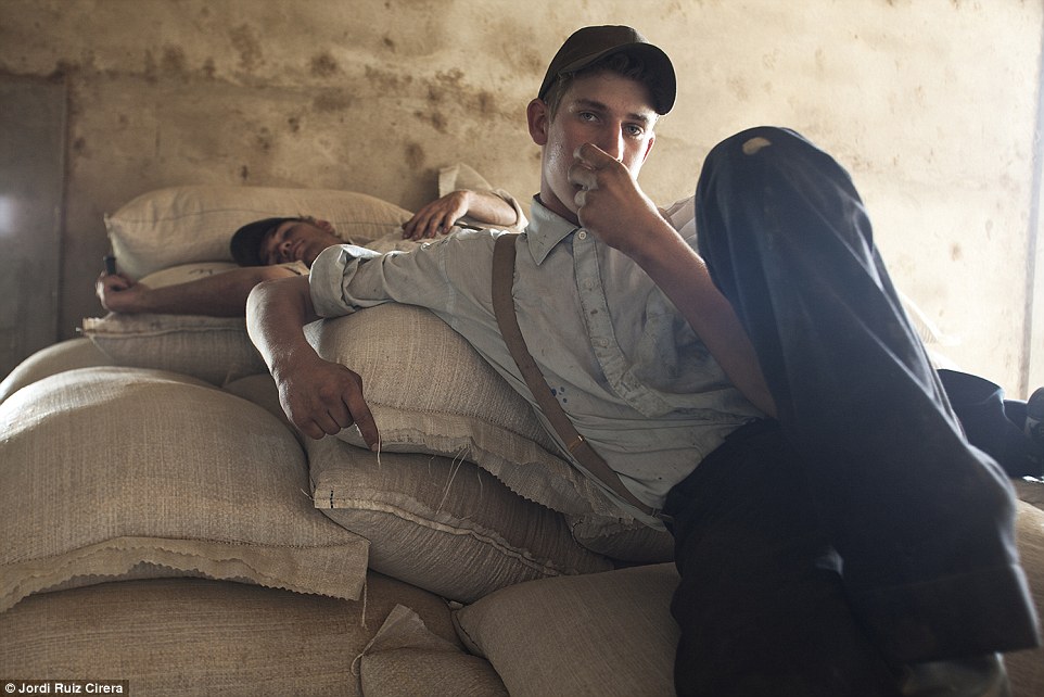 men2b81a3ad00000578-0-rare_view_photographer_jordi_ruiz_cirera_convinced_mennonites_li-a-29_1440343764230